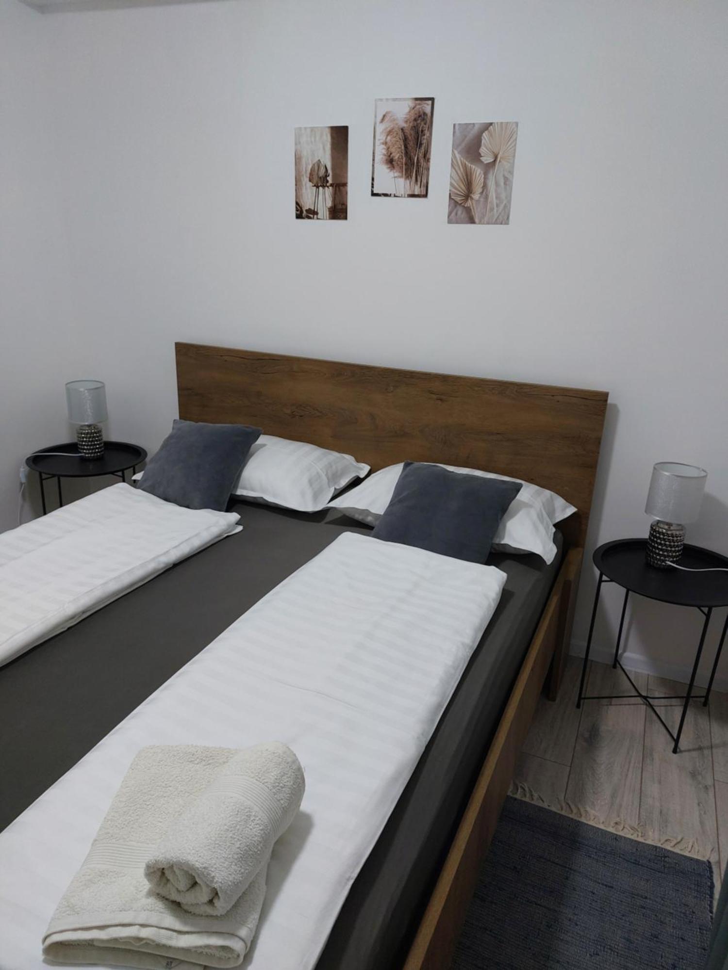 Two Bedroom Apartment คาสตาฟ ภายนอก รูปภาพ