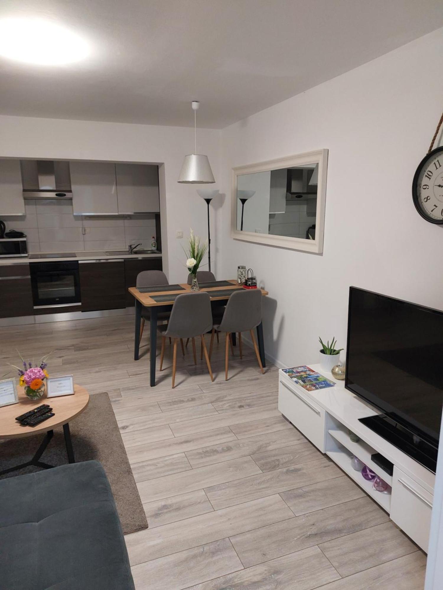 Two Bedroom Apartment คาสตาฟ ภายนอก รูปภาพ