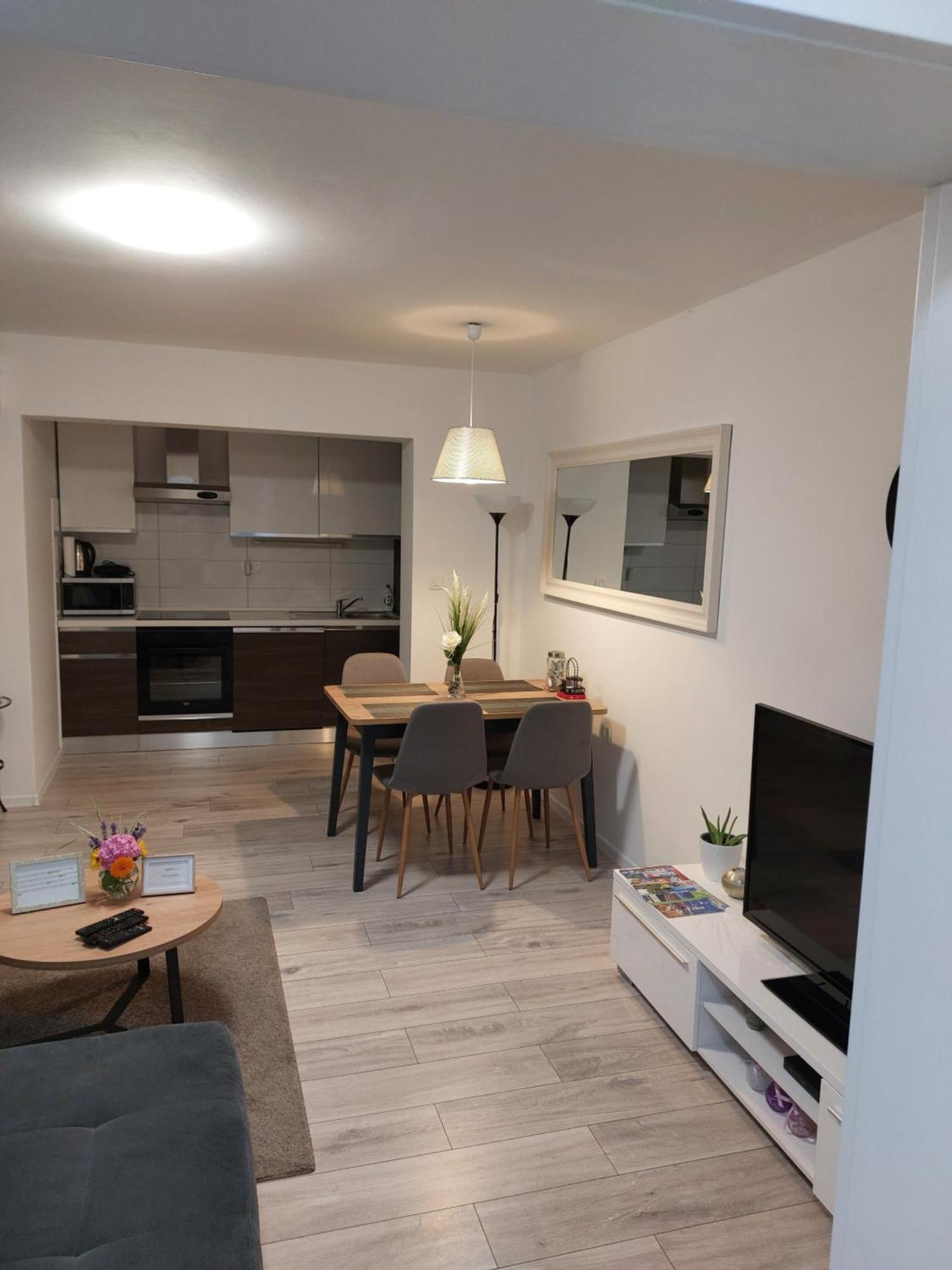 Two Bedroom Apartment คาสตาฟ ภายนอก รูปภาพ