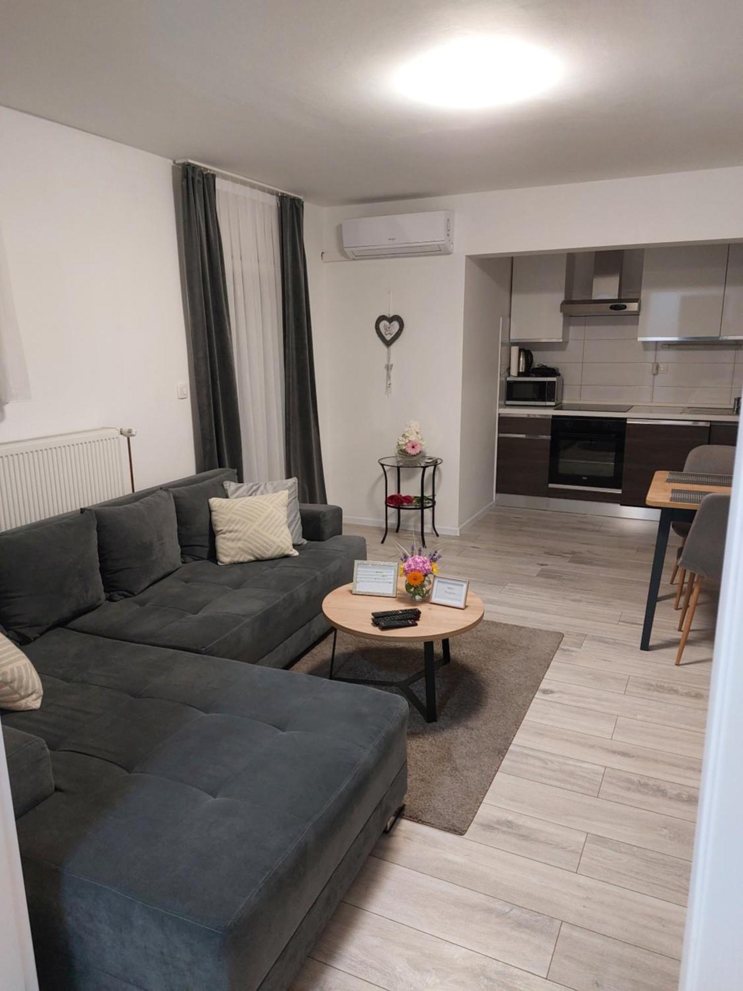 Two Bedroom Apartment คาสตาฟ ภายนอก รูปภาพ